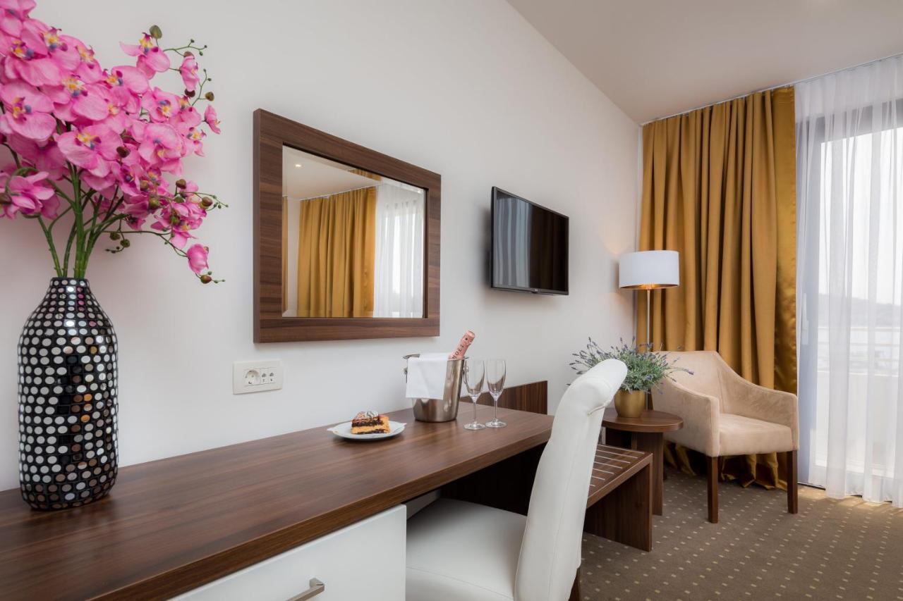 Hotel Perla Rogoznica  Buitenkant foto