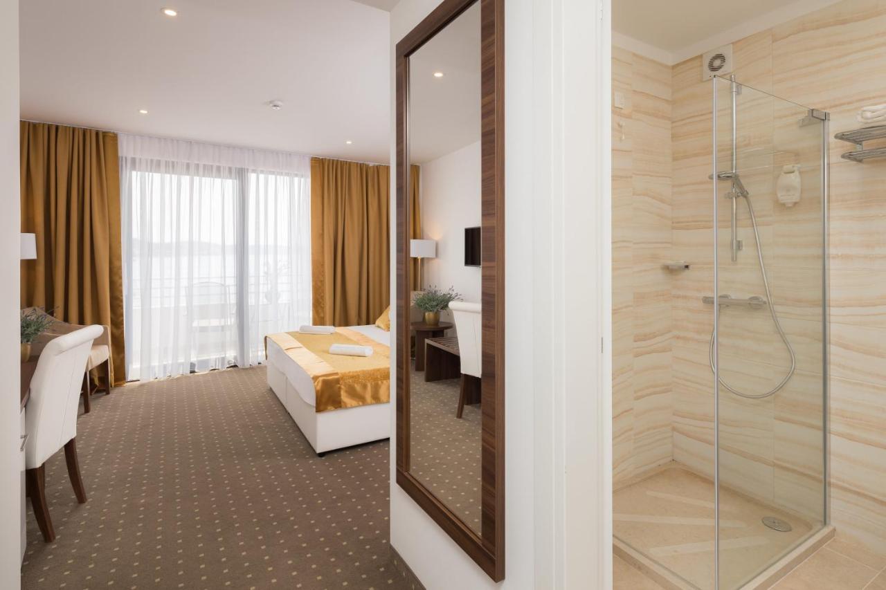 Hotel Perla Rogoznica  Buitenkant foto